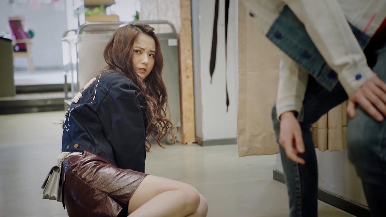 Китайскую девушку травят иностранцы—студенты мстят мистическим восточным проклятием!