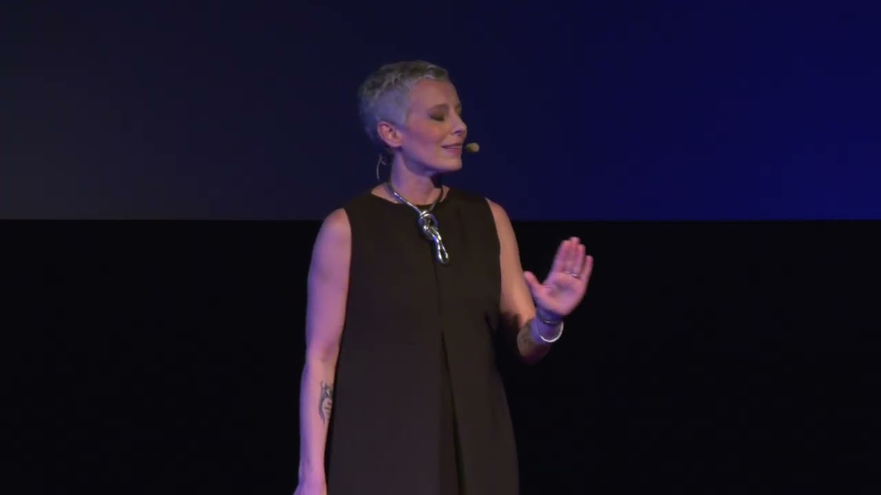 Una vita di corsa, nuovi POV per vivere più consapevoli e felici | Daniela Bricola | TEDxLegnano