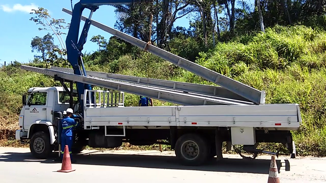Emplantando poste com caminhão munck.