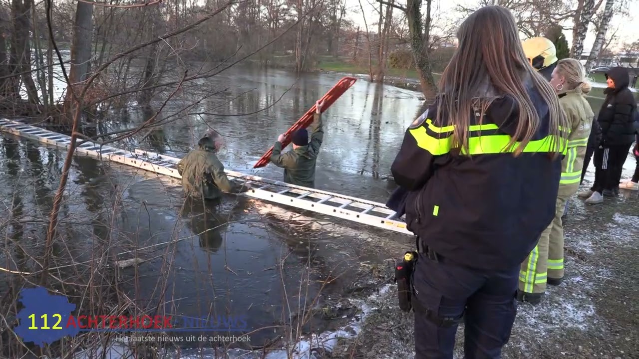 Brandweer redt door het ijs gezakte jongen van 'eilandje' in Doetinchem