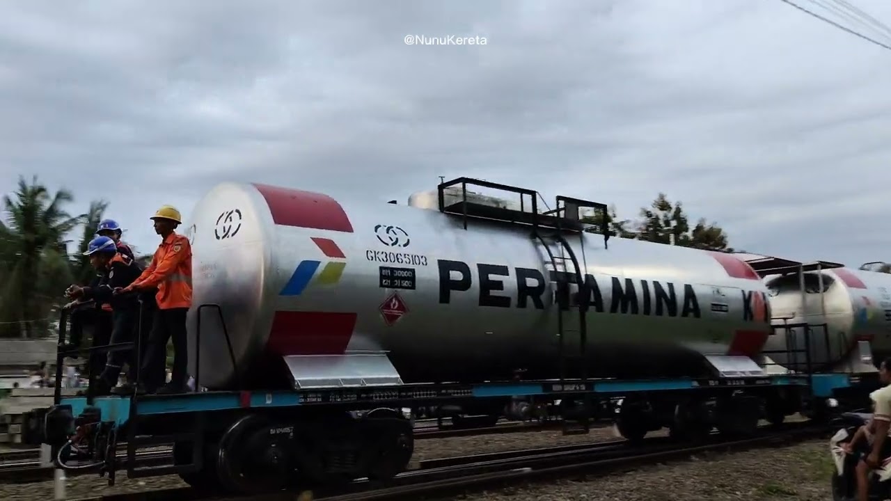 Nonton Kereta Pertamina Sore di Stasiun Rewulu - Ramai Sekali