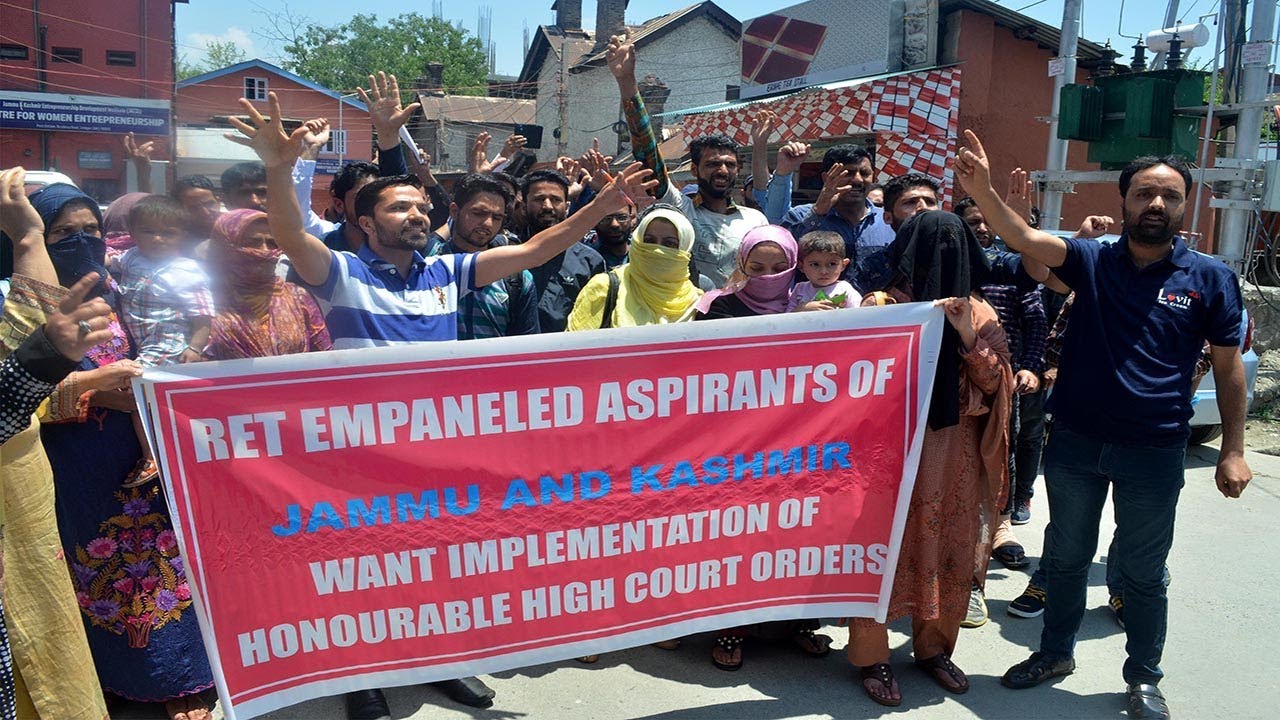 Srinagar: ReT teacher protest for implementing court orders on regularisation