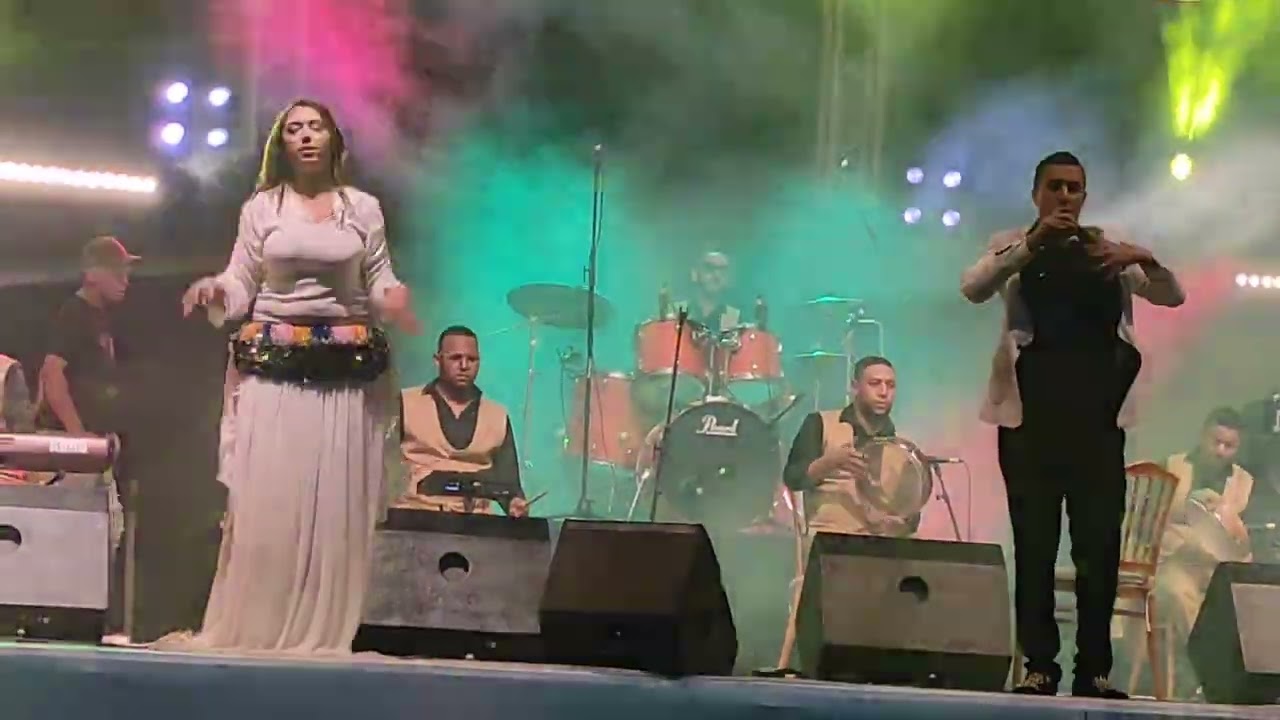 بدر وعي. يغني على منصة مهرجان سيدي إفني