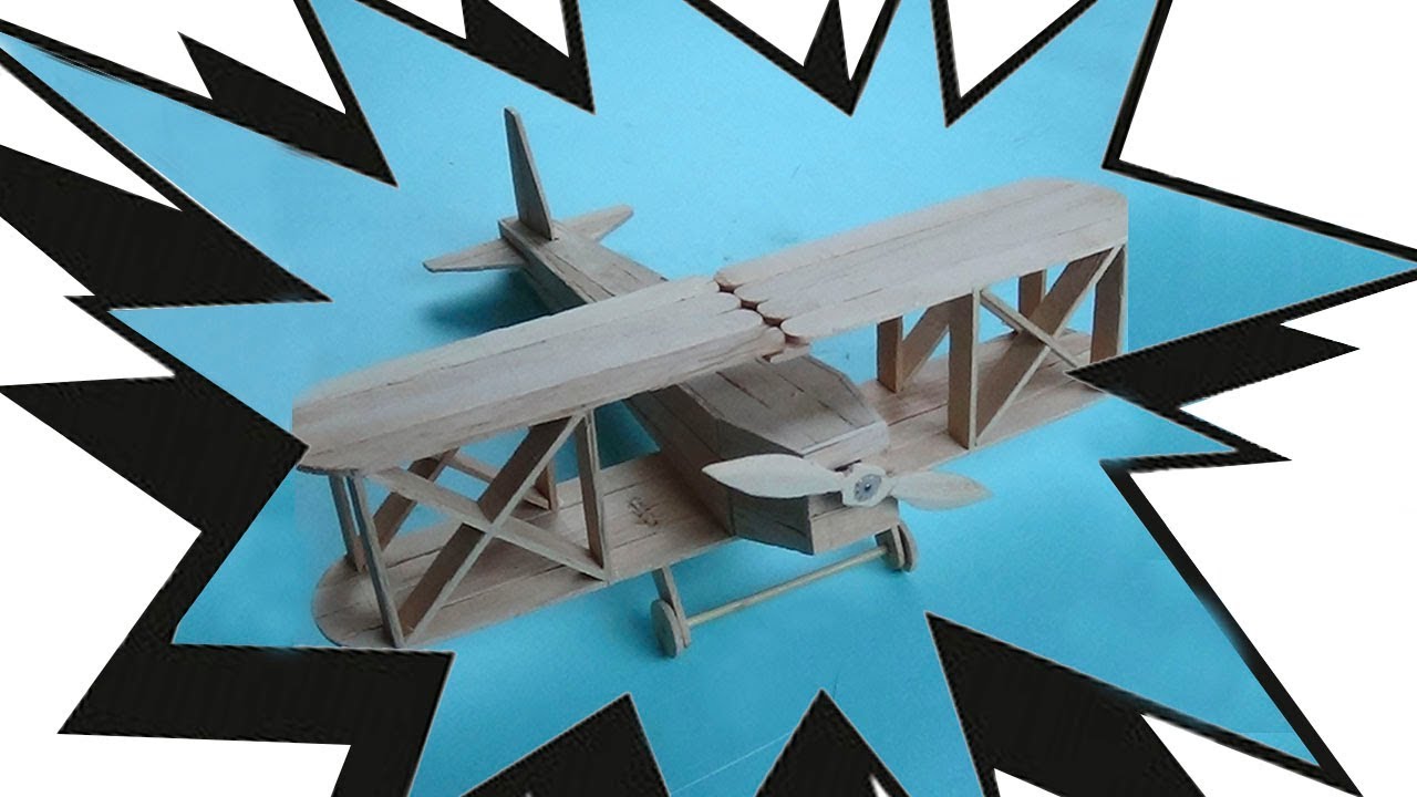 avión biplano con motor hecho de palitos de helado