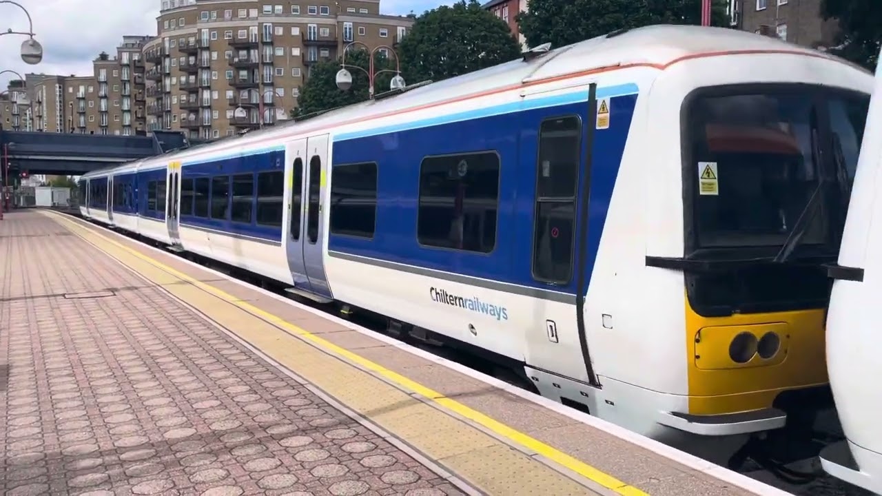 Chiltern Railways Class 165s Arriving at London Marylebone - July 2023