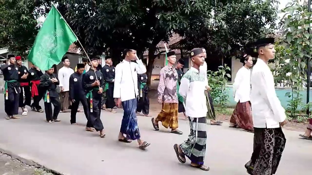 Arak-arakan drumband acara haflah Ahirussanah ponpes Anwarul Hidayah Kalisalak_Margasari