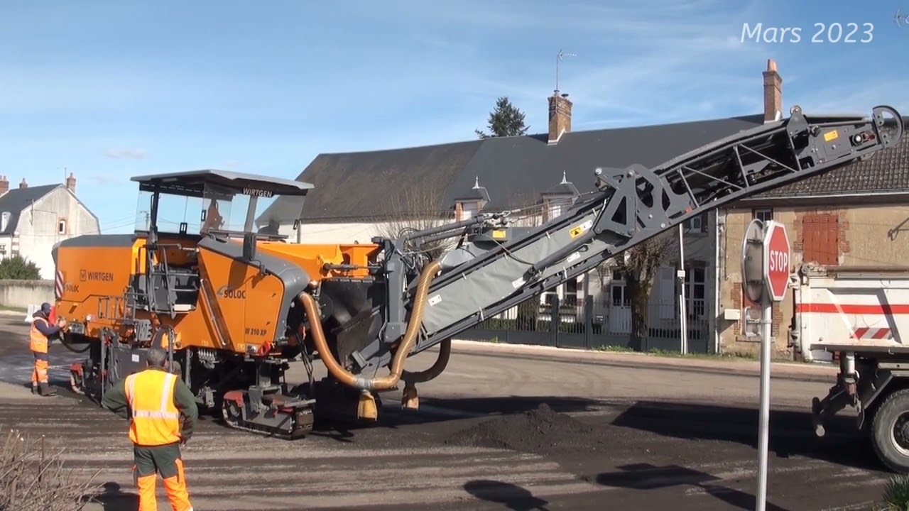 Travaux sur route, Aubigny sur Nère, grattage.
