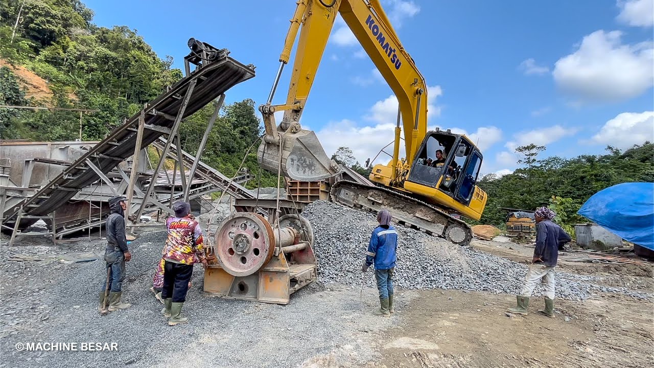 pemasangan jaw crusher seberat 7 ton, di angkat menggunakan excavator komatsu pc210