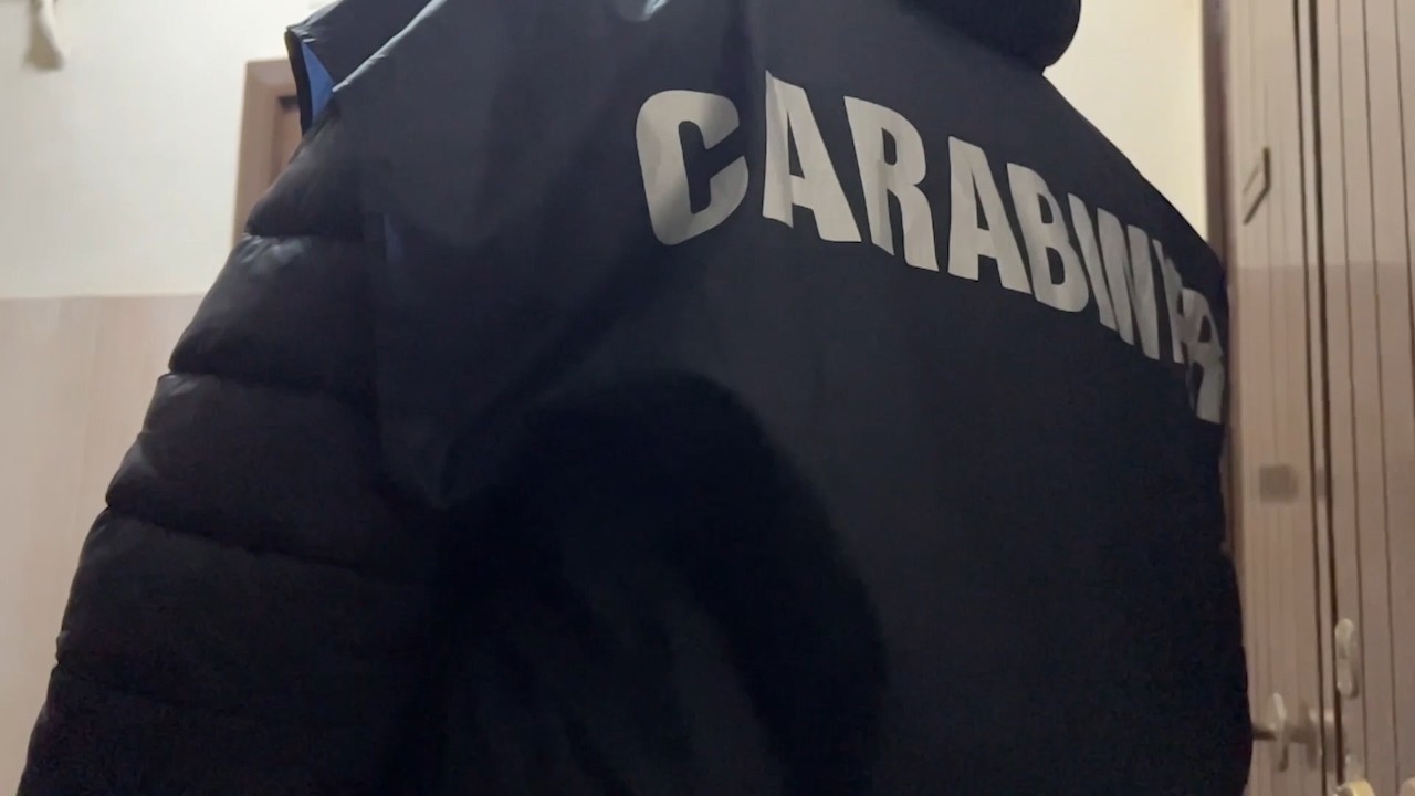 Arzano, spacciato per un centro di consulenze informatiche. Era un locale a luci rosse