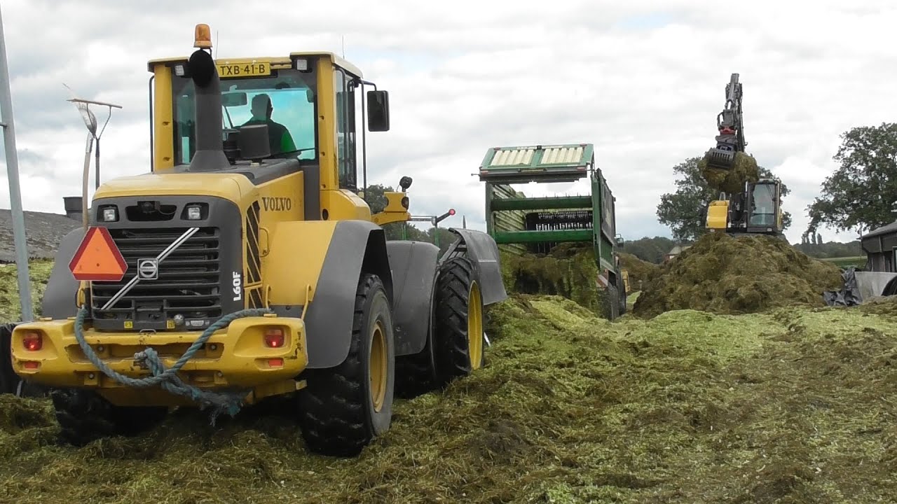 Making grass and corn silage mixture