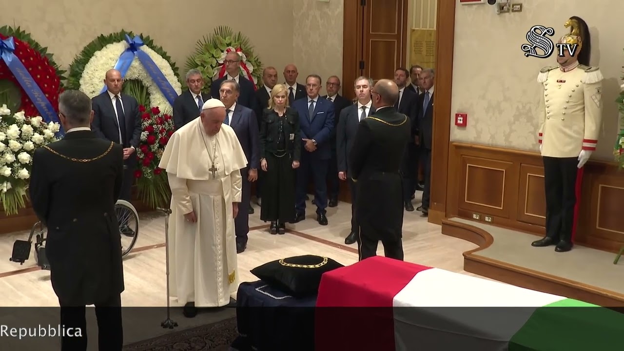 Papa Francesco rende omaggio a Napolitano