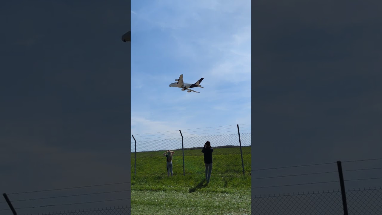 A380 winkt zum Abschied aus Leipzig. Vorher wurden Touch and Go Man&ouml;ver durchgef&uuml;hrt.