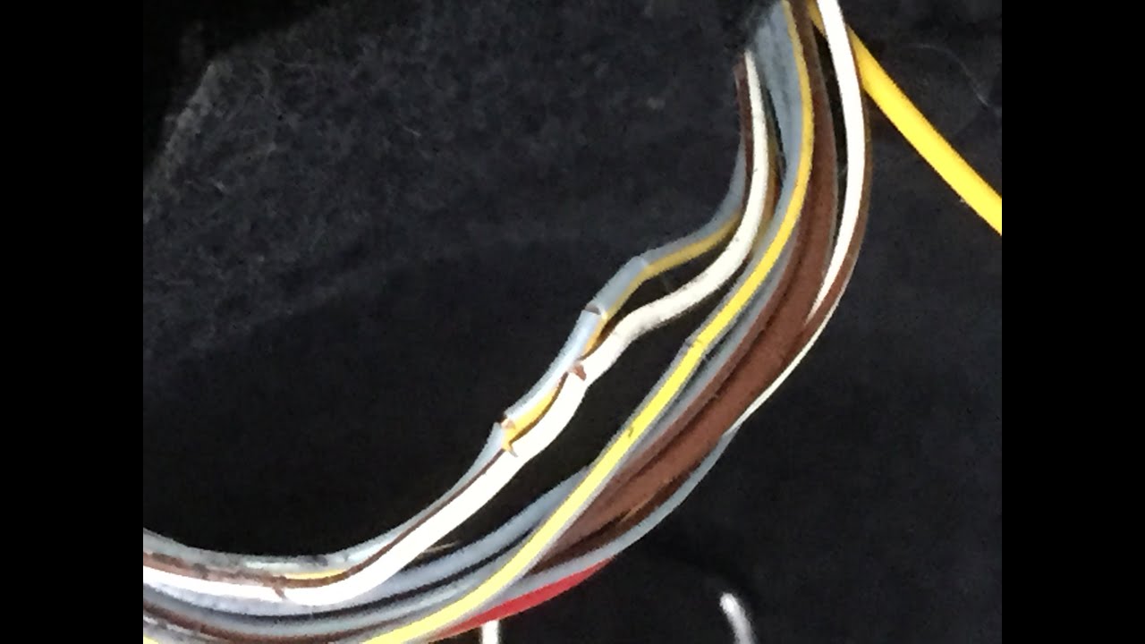 Riparazione sostituzione fascia cavi bagagliaio auto