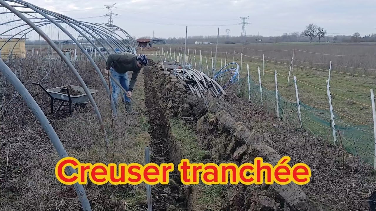 Creuser la tranchée pour fixer la bâche de la serre.