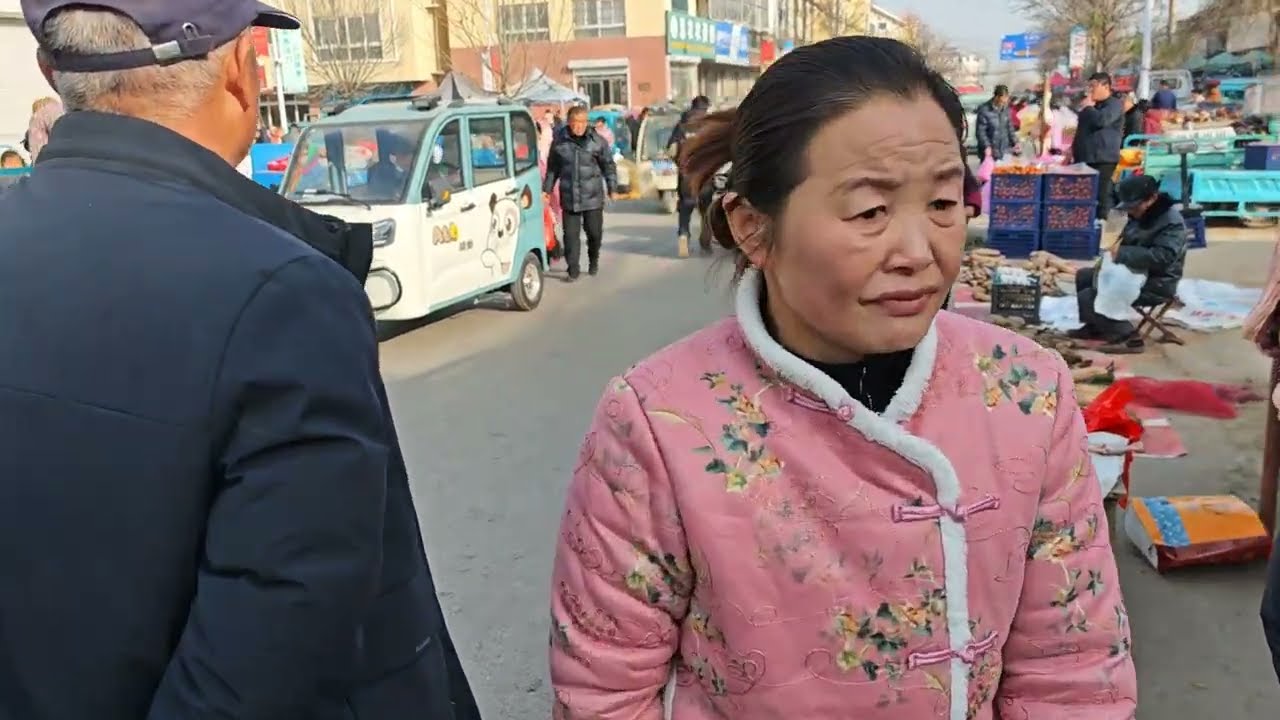 中國貧窮老百姓過春節，趕大集買年貨，殺豬宰羊宰牛，豬肉搶著買，不管寒酸還是富有，都要過年