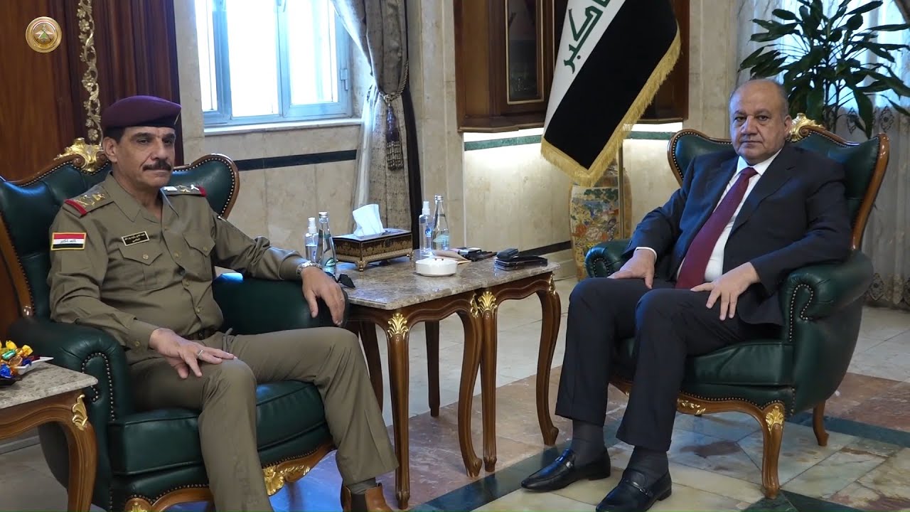 وزير الدفاع يستقبل رئيس الأركان وكبار الضباط المهنئين بعيد الأضحى المبارك