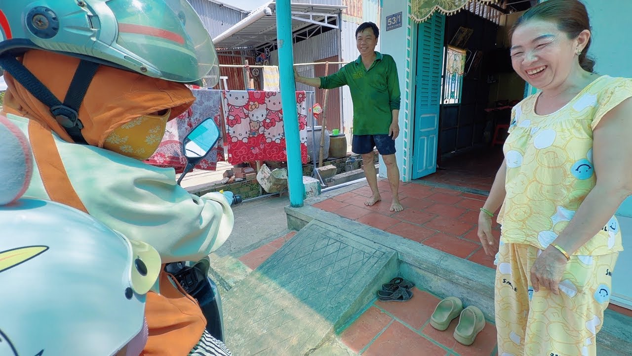 Vào nhà Dì 3 chơi, năm nay mận được mùa dì dượng nong nhà rộng thêm cho rộng rãi