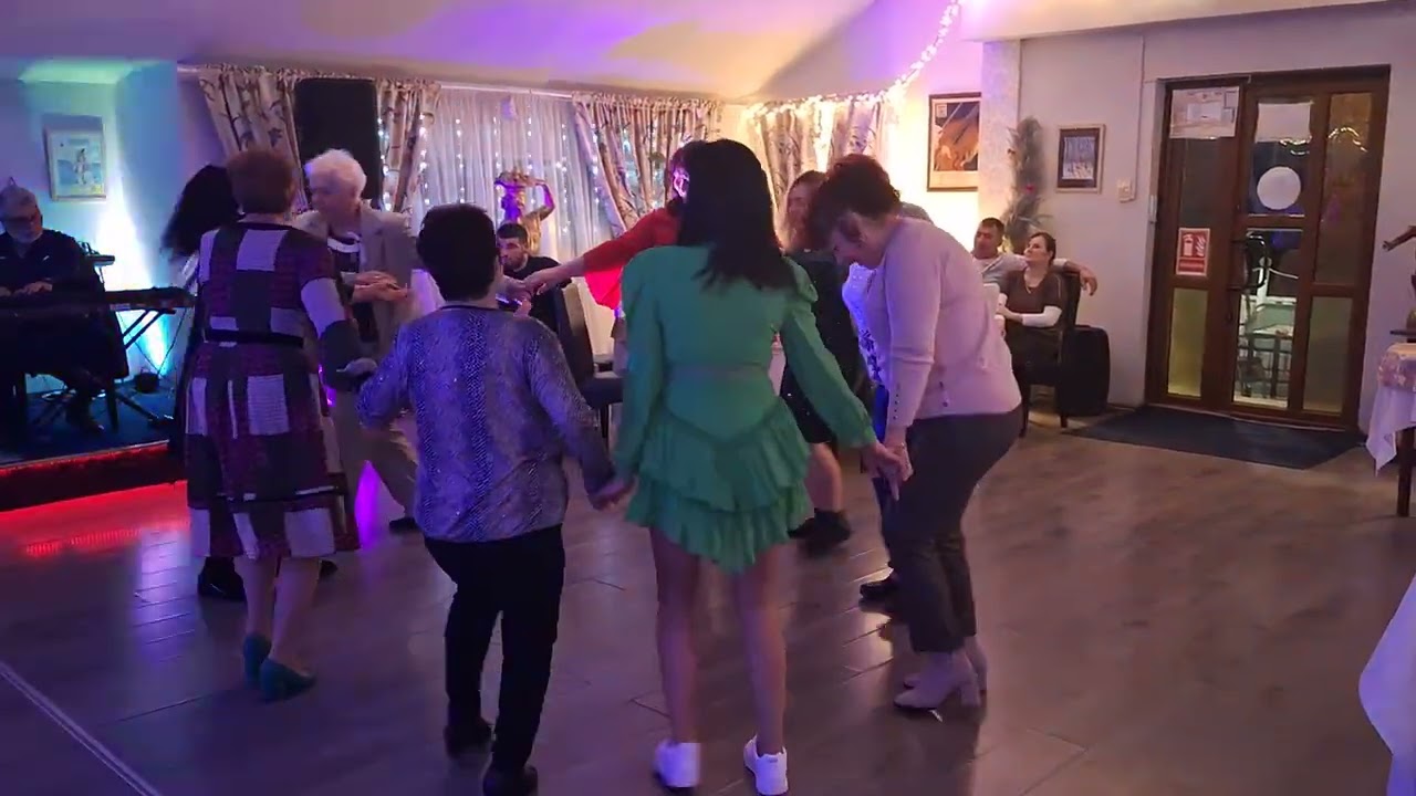 Hora in două părți ca la Moldova