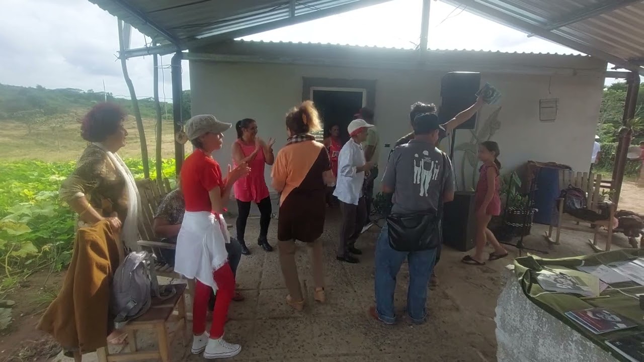 LOS ESCRITORES BAILAN