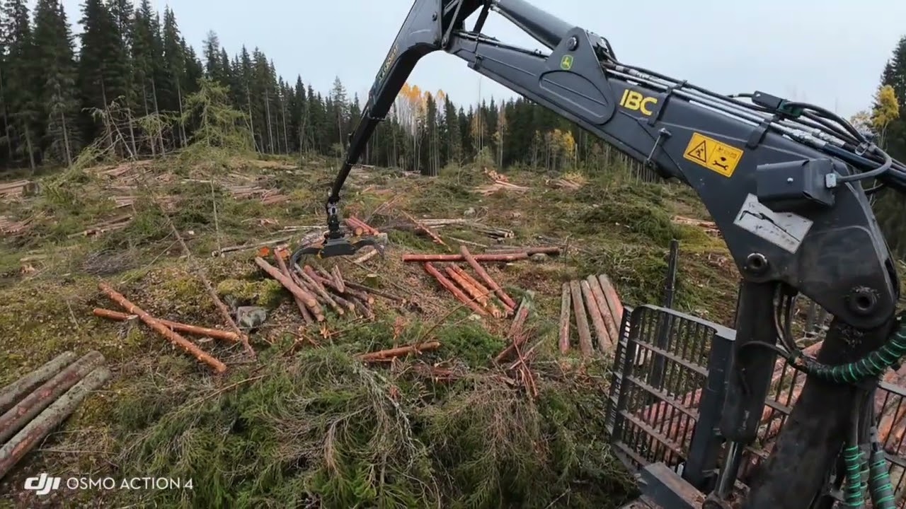 Pitkästä aikaa videoo. Avohakkuulla puiden käräilyä. John Deere 1510G
