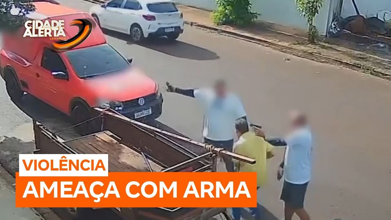 Câmeras flagram homem sendo ameaçado com arma após acidente em Ribeirão Preto (SP)