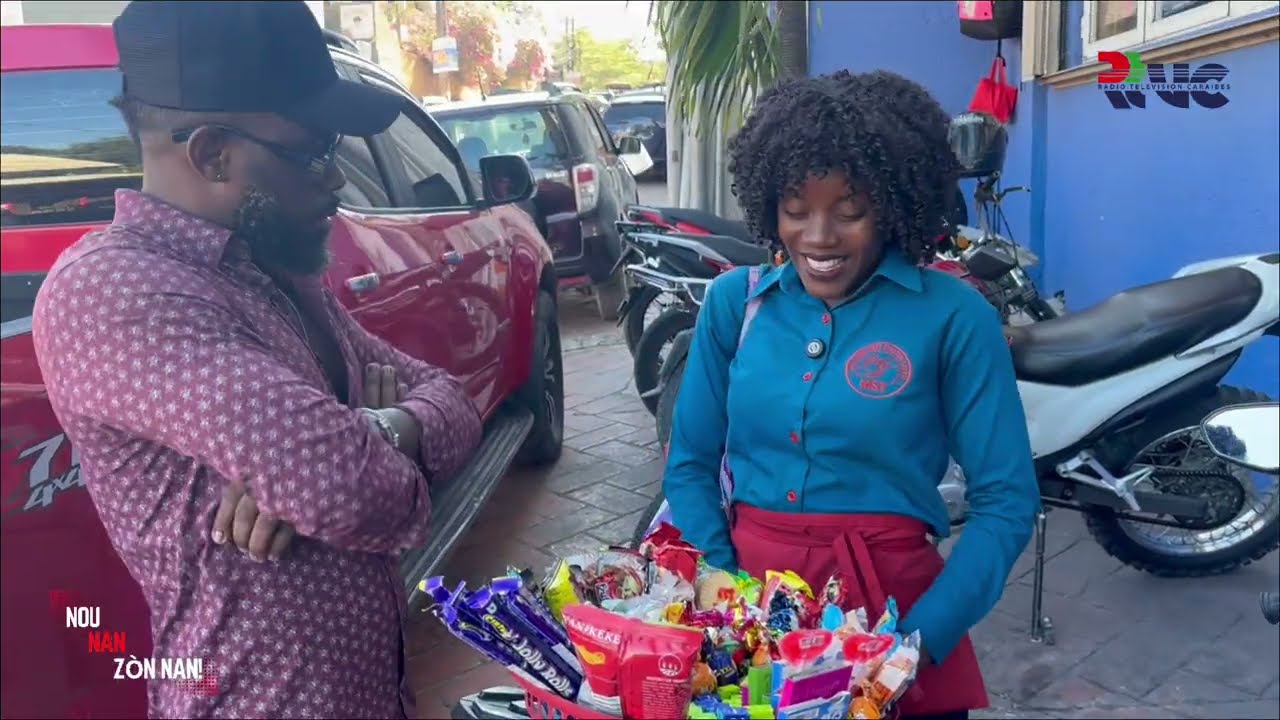 Li se Machann SIRÈT.Men dèyè ti laye a, gen yon fanm ki fè 4 ane etid an Dwa. Li rele Gerline MICHEL