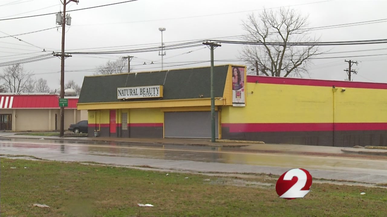 Beauty shop employee assaulted with bat