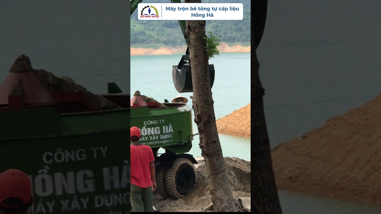 M&aacute;y trộn b&ecirc; t&ocirc;ng tự cấp liệu vượt s&ocirc;ng nước để thi c&ocirc;ng
