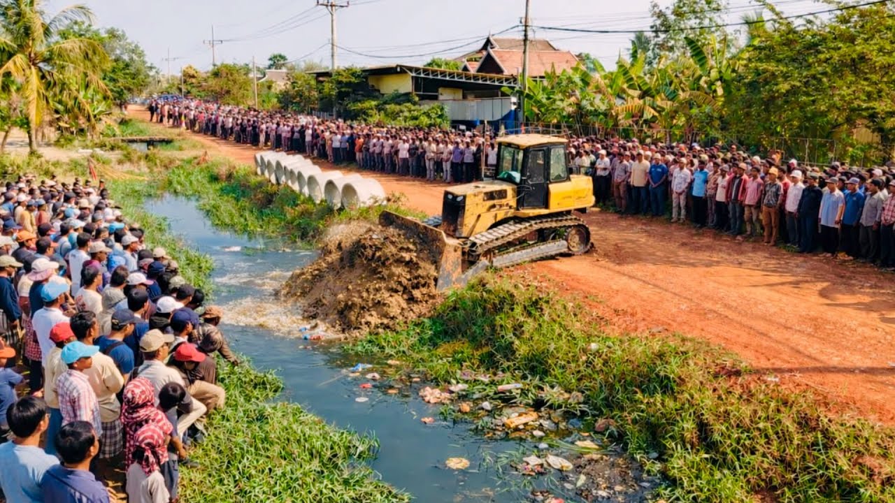 Great A NEW project!! Complete 100% clearing, pushing soil, garbage in water the houses by Bulldozer