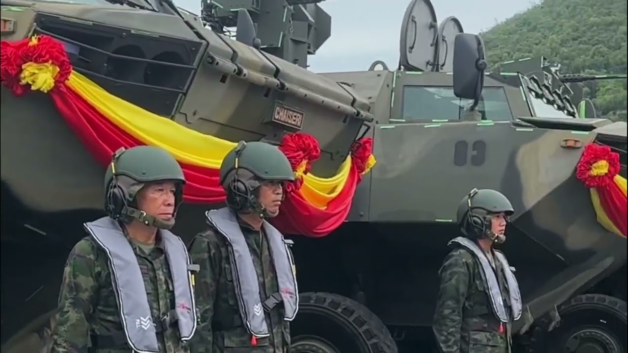 ดูวงเลี้ยว! วงล้อ! รถเกราะสะเทินน้ำสะเทินบก AWAV 8x8 ชัยเสรี ใหญ่มหีมา  ยูนิฟอร์ม พลประจำรถ เท่ๆ