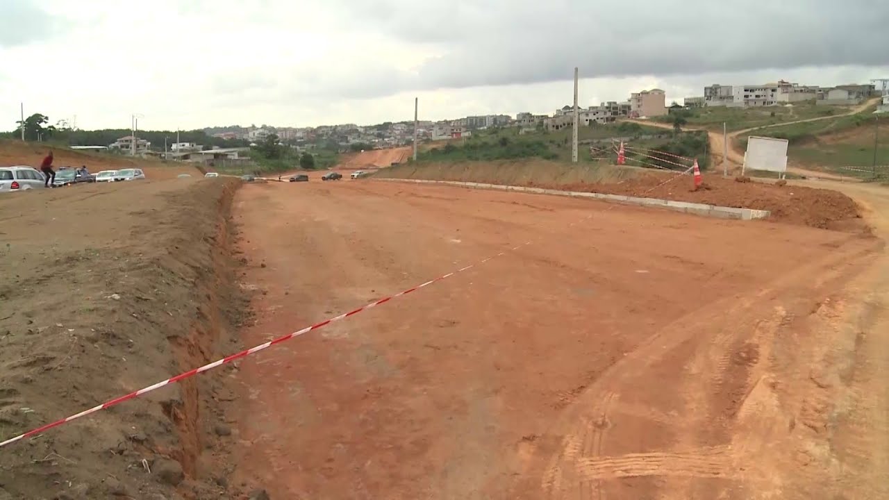 Amédé Kouakou visite le chantier de la voie expresse de contournement de Bingerville.