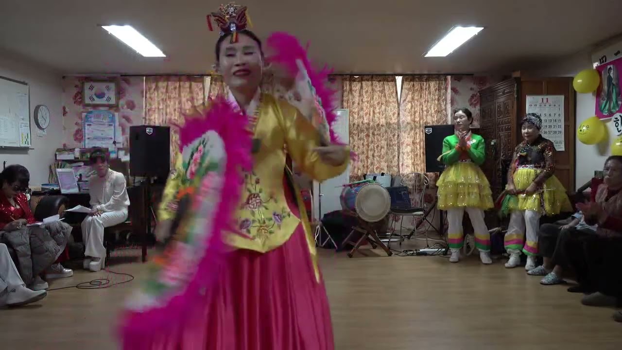서숙자선생님 부채춤 1 (2025년 11월 27일 한일아파트 경로당 / 촬영 : 김장식가수님 )