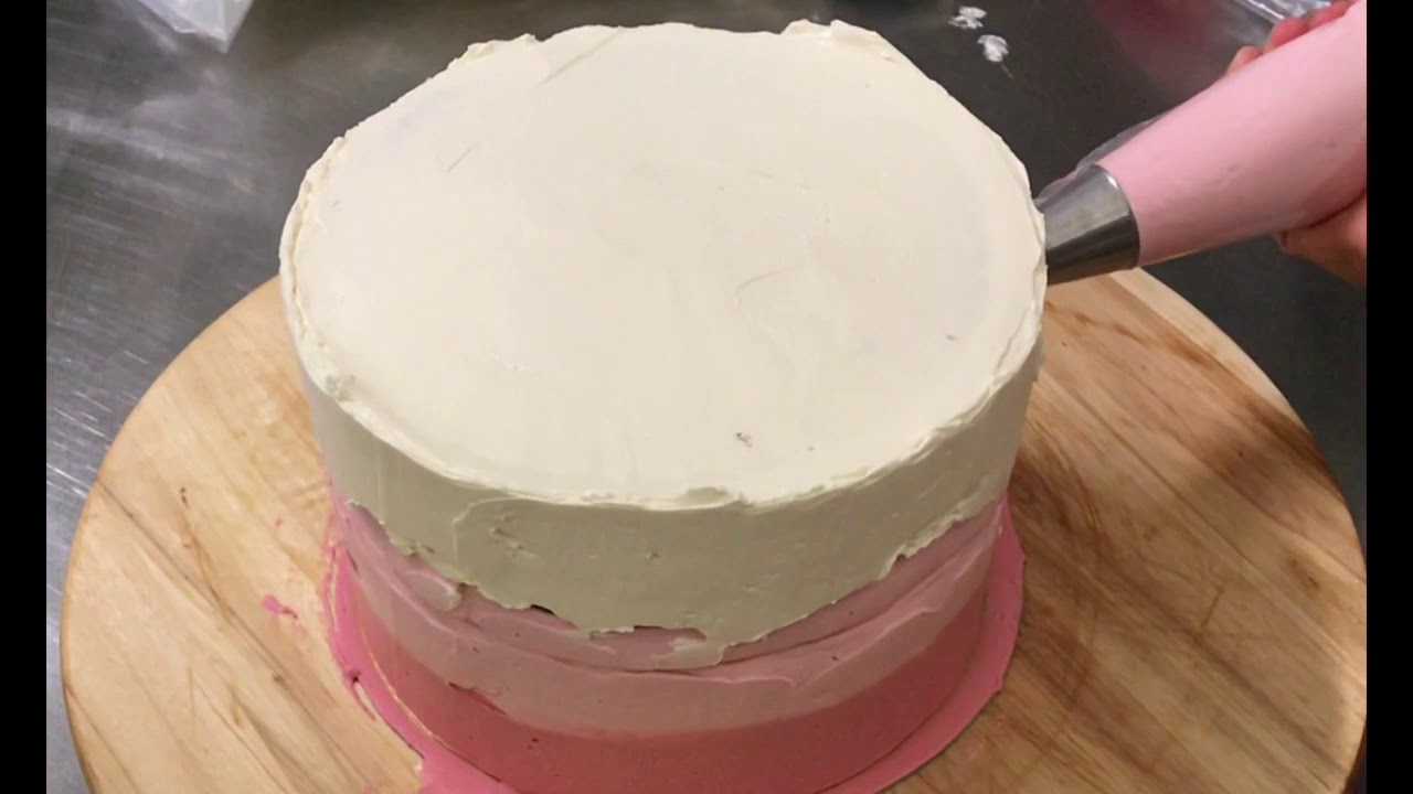Comment lisser un layer cake &agrave; la cr&egrave;me en une seule couche lissage parfait Technique  g&acirc;teau  #1
