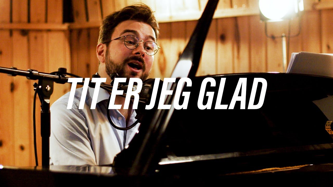 Phillip Faber synger og spiller 'Tit er jeg glad' til bogen Den danske sang