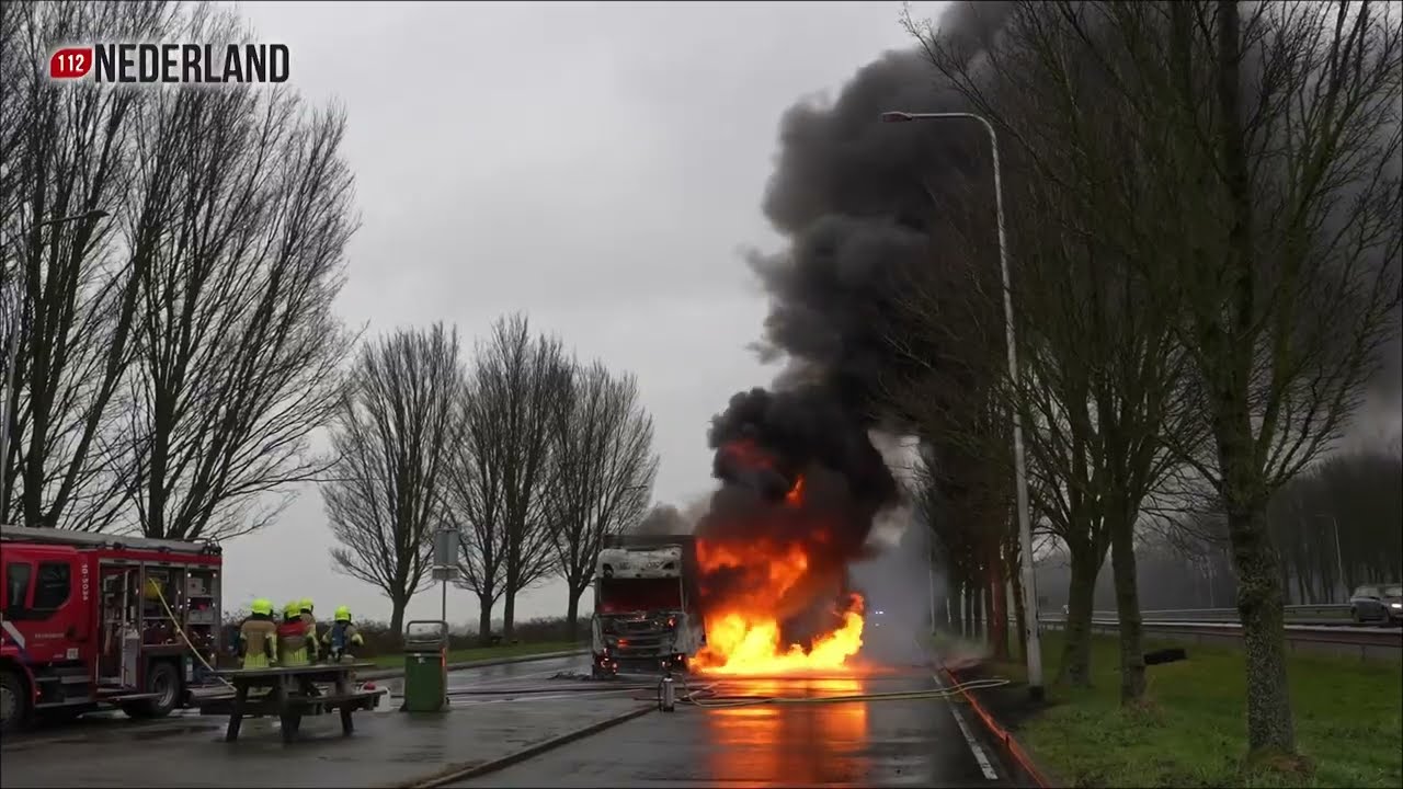 Vrachtwagen volledig in brand op snelweg A7
