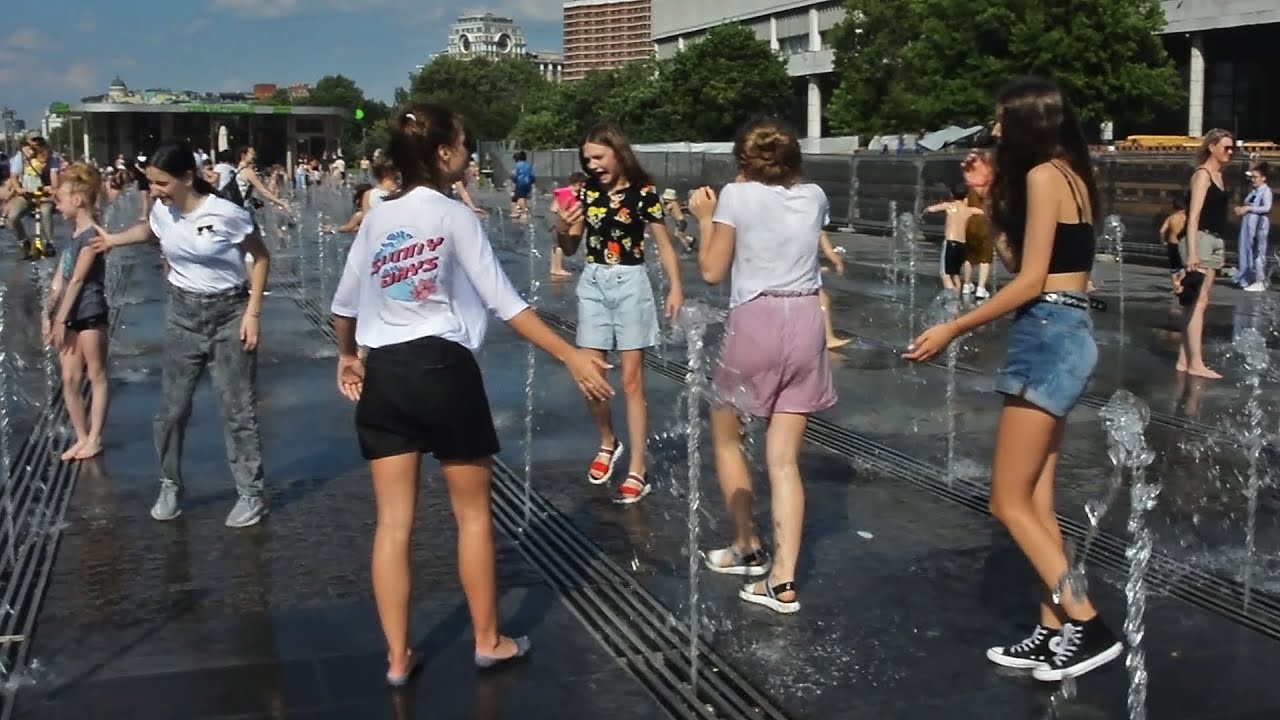 Girls and fountain games,or Splashes for everyone/Девушки и фонтанные игры,или Брызг на всех хватит!