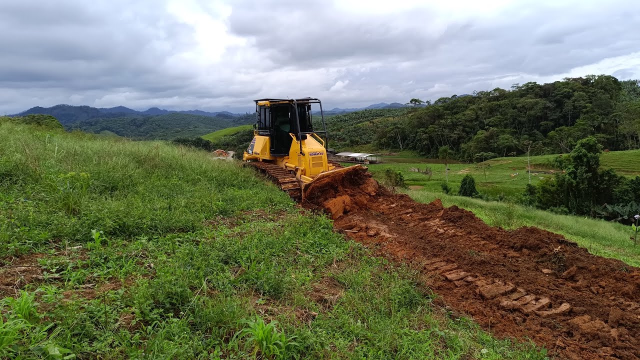 Trator de esteira D51 komatsu cortando caminho parte 2