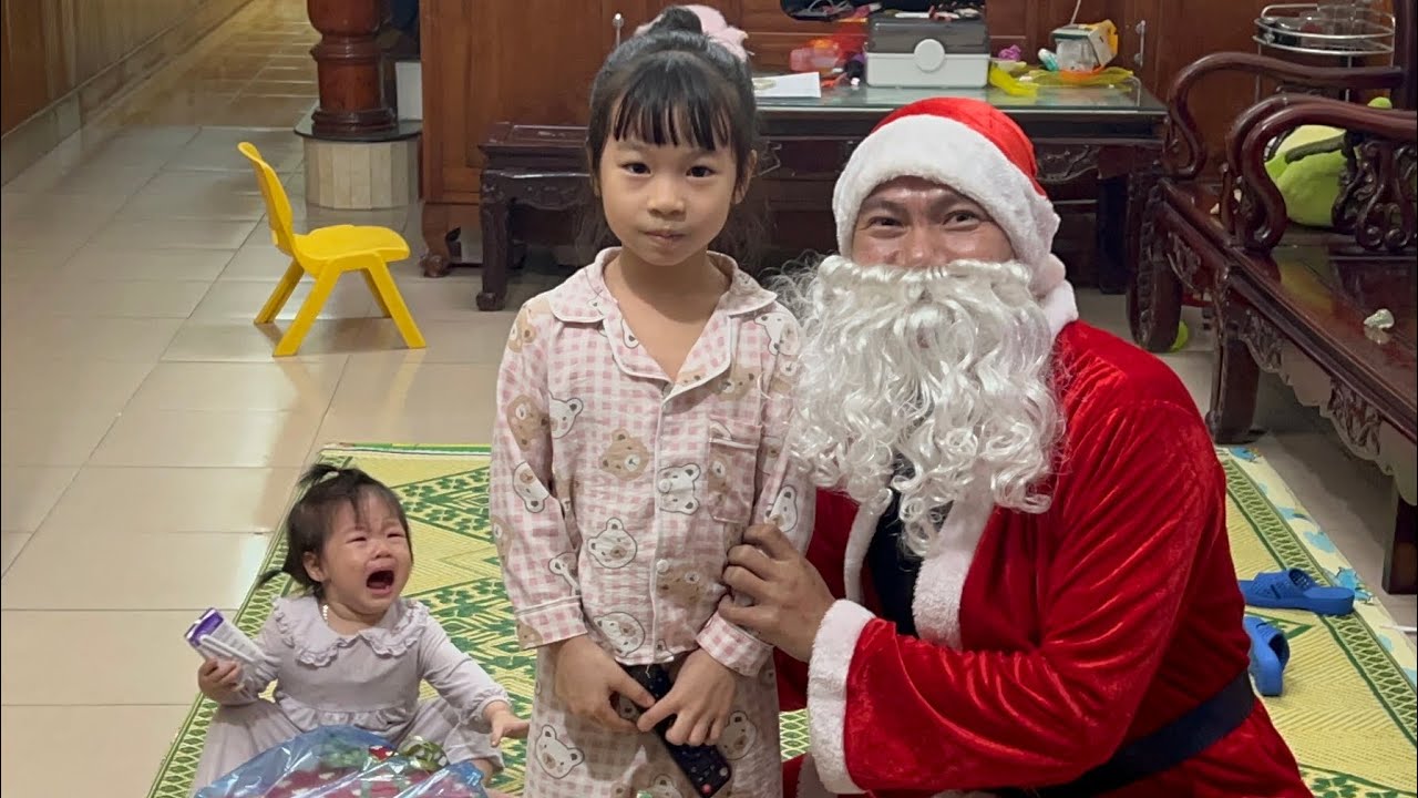 Noel 2025 (Em Bối, em Típ lần đầu được ông già Noel đến tặng quà)