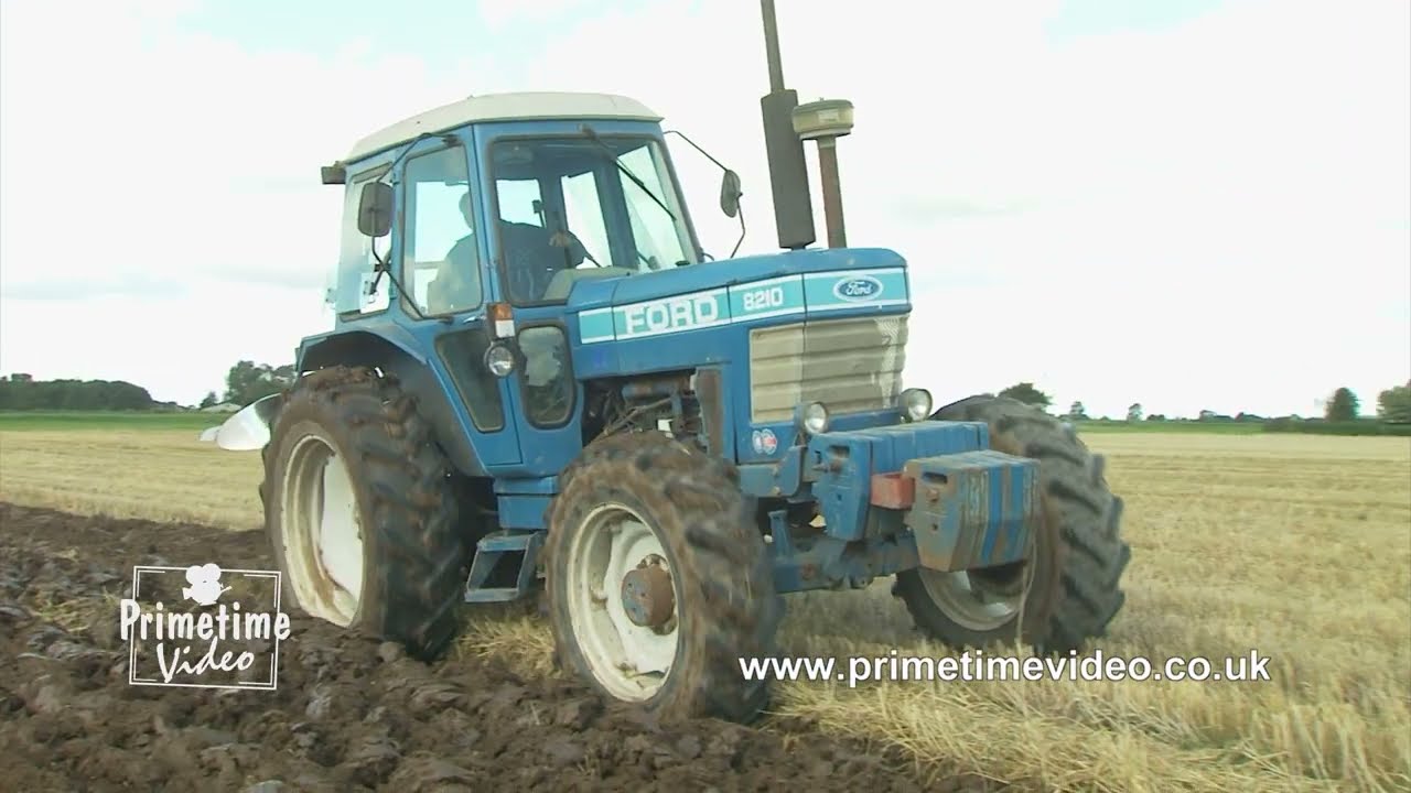 Трактор Ford 8210 с оборотным плугом серии Ransomes 300