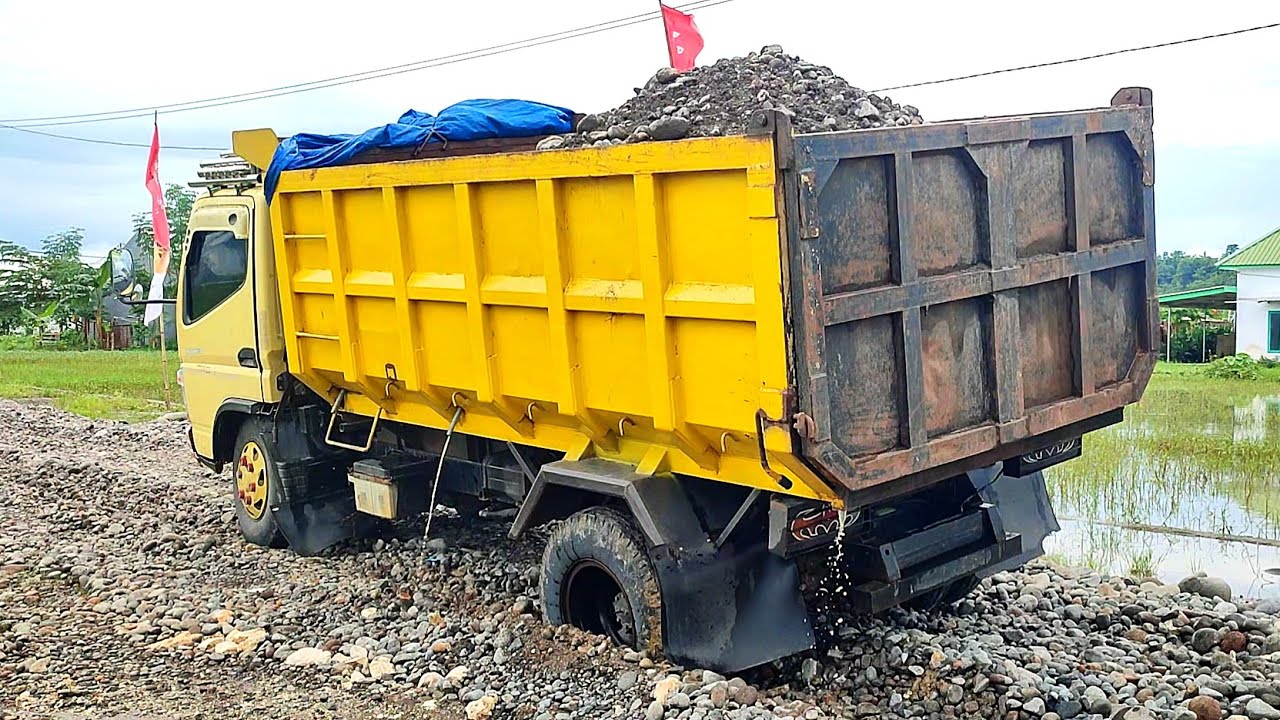 Truk Jomplang. Mobil TRUK CANTER HDX Bongkar Muatan PASIR BATU FULL BAK Menggunung SAMPAI AMBLAS !