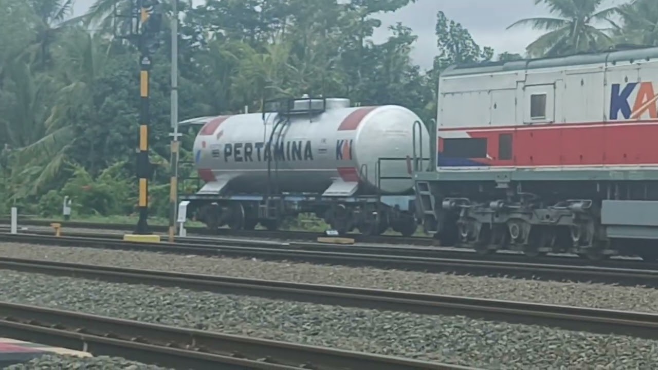 lagi lihat kereta kok😅😅😅