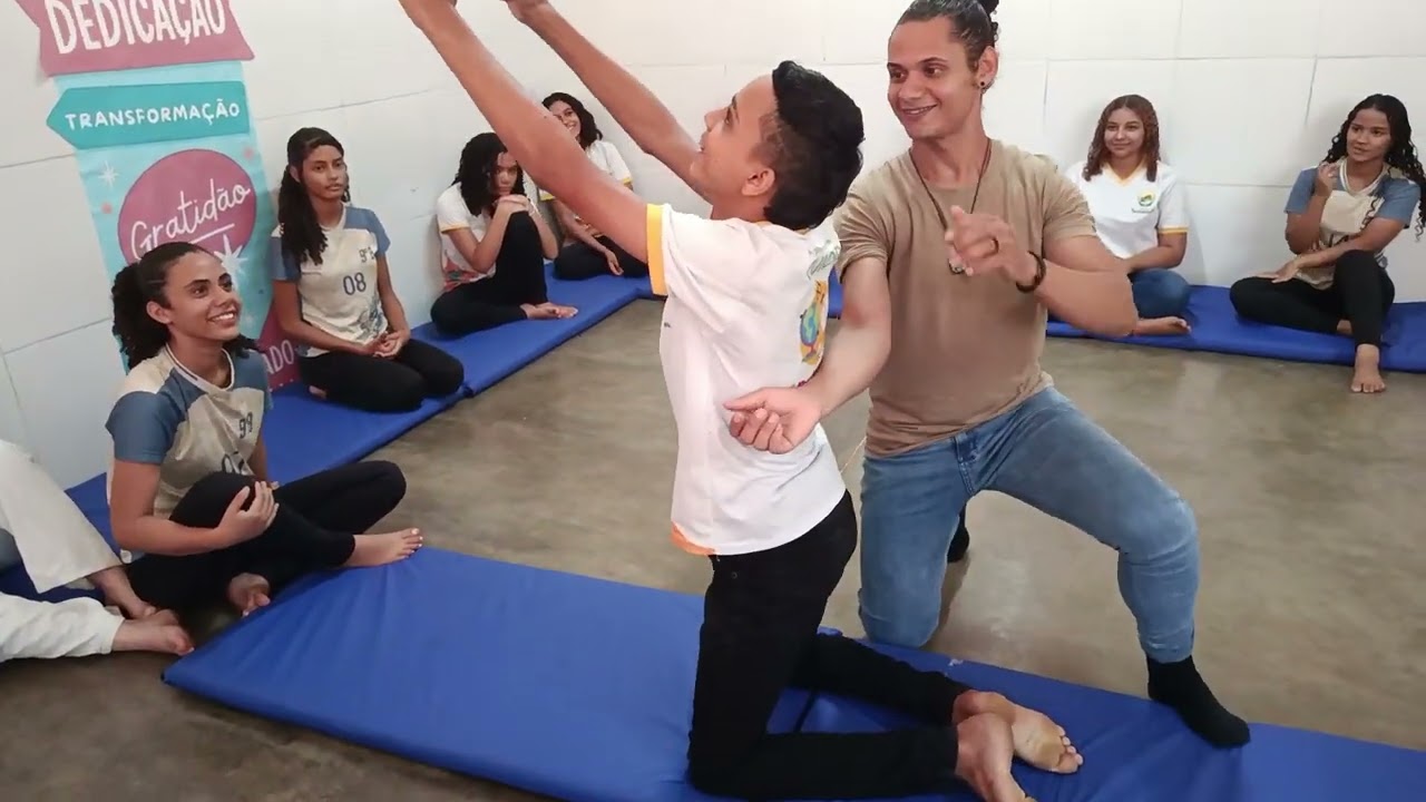 Oficina de dança na escola Aníbal Rodrigues Pinheiro, com Professor Lindervan Avelino