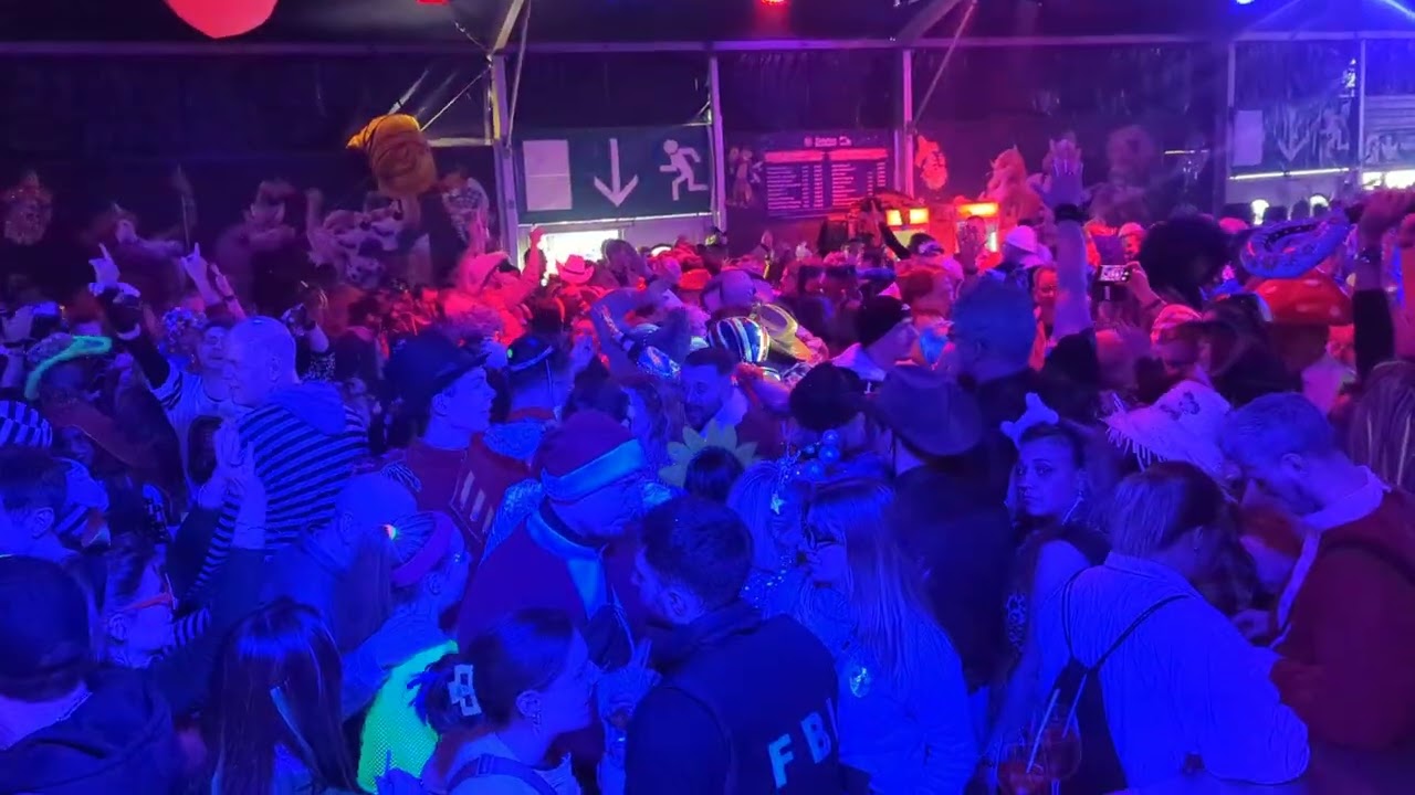 DJ Jan Plonka im F&uuml;chsenzelt an Altweiber in D&uuml;sseldorf auf dem Burgplatz 😎