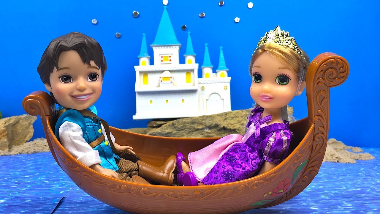 FLYNN LLEVA UN RAPUNZEL A LAS LUCES EN LA GÓNDOLA - ENREDADOS CUENTO DE MUNECAS RAPUNZEL PEQUEÑA