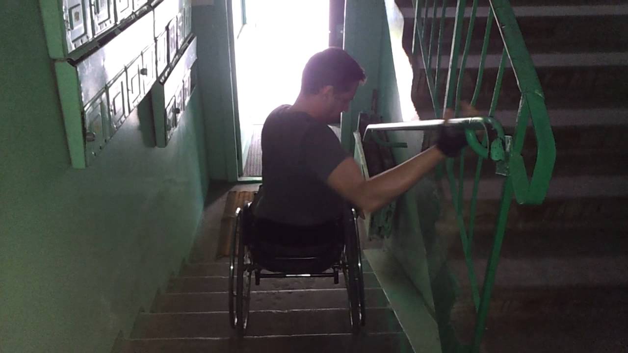 Техника езды на коляске. Бордюр и ступеньки.