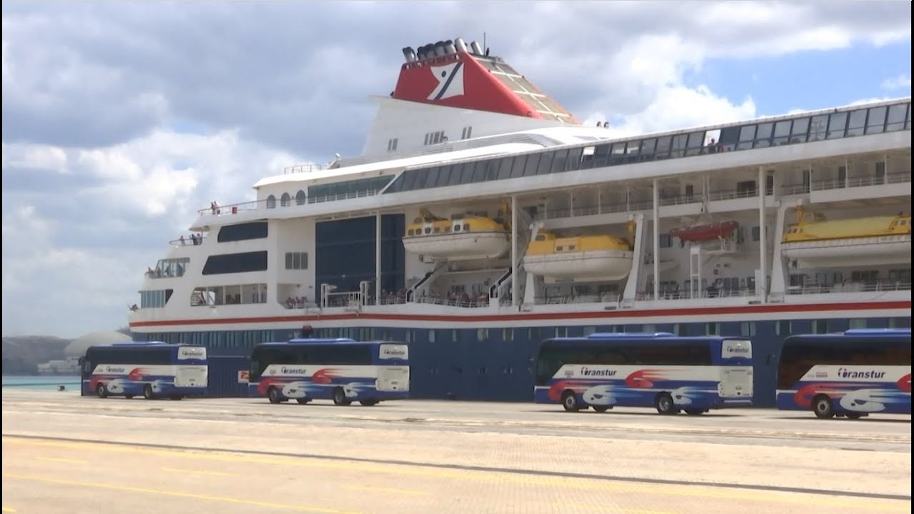 Atraca en puerto cubano crucero británico con pacientes de COVID 19