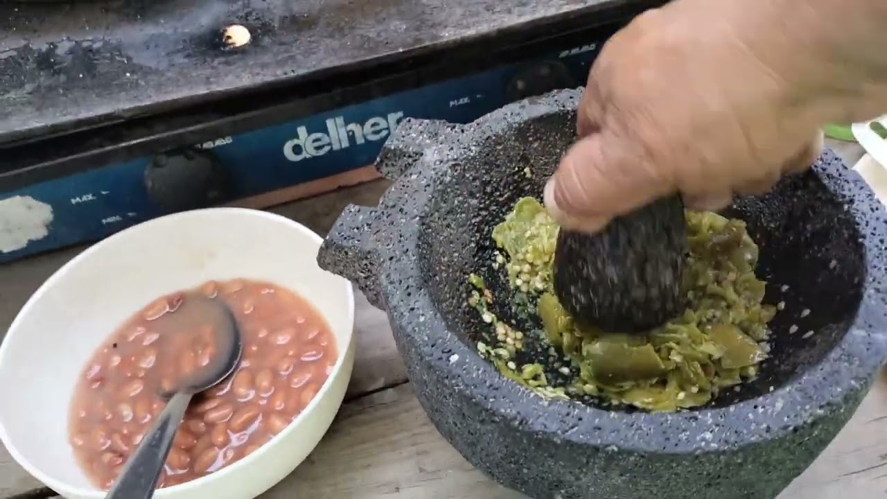 Bisteck, salsa y Guajes, sabroso almuerzo..