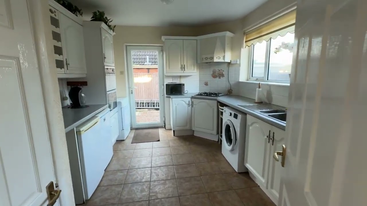 35 , FILLINGHAM CRESCENT CLEETHORPES. WALKTHROUGH VIDEO 