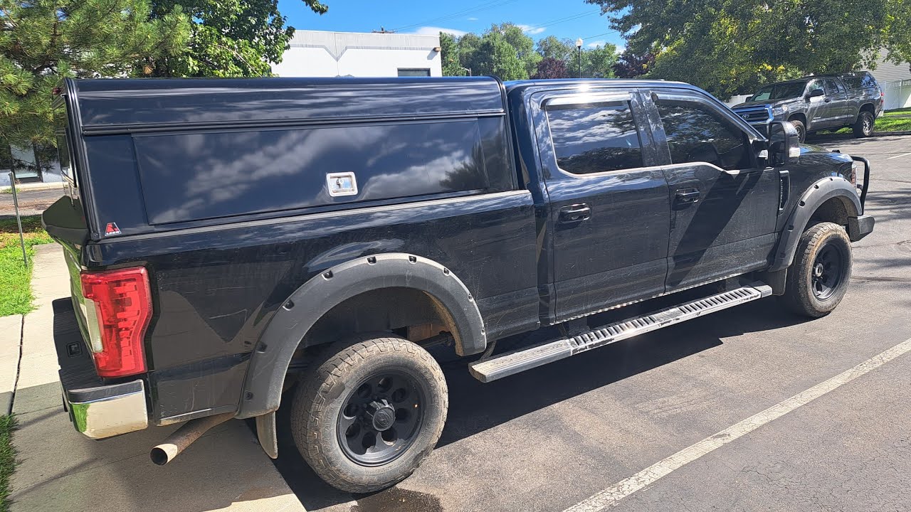 Leer DCC aluminum commercial topper on a 2018 F250.