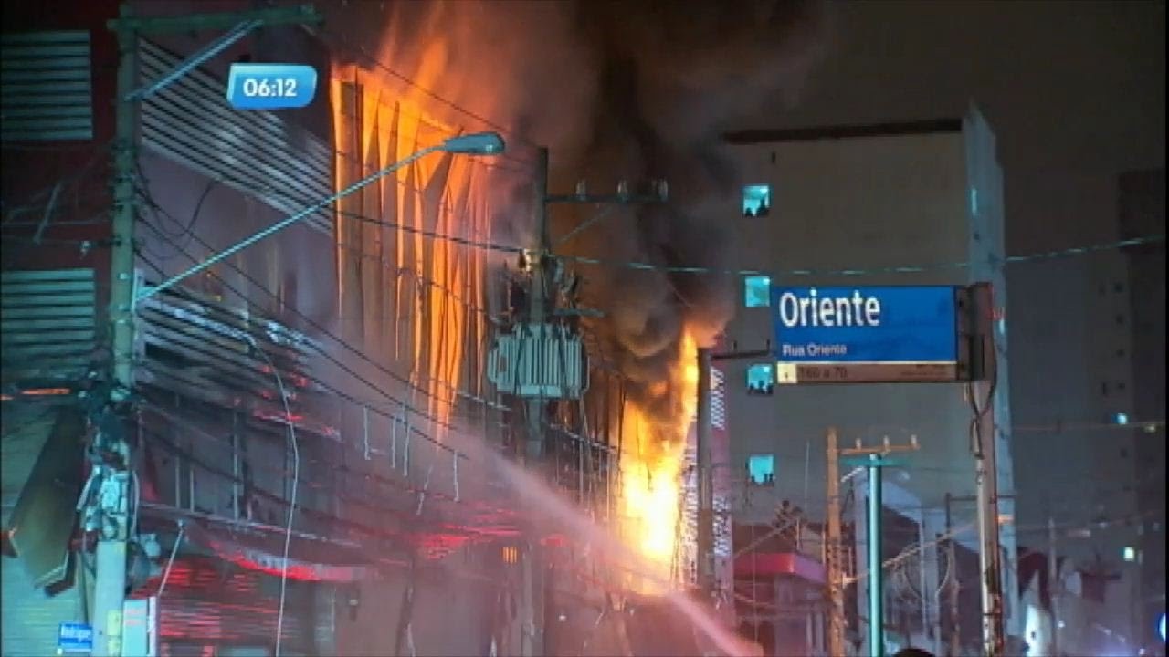 Incêndio destrói shopping no Brás